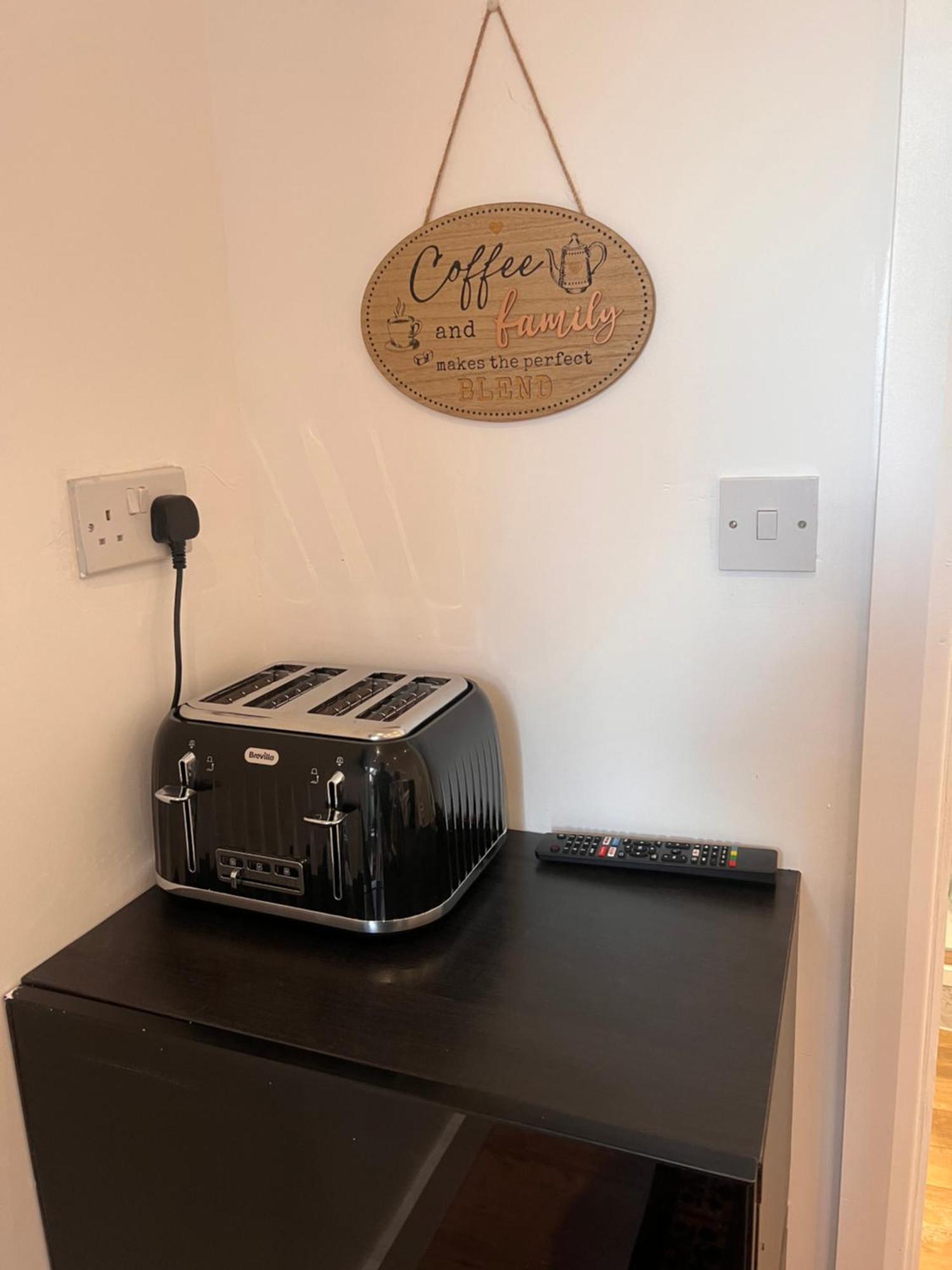 1 Bedroom & Bathroom Dorney المظهر الخارجي الصورة