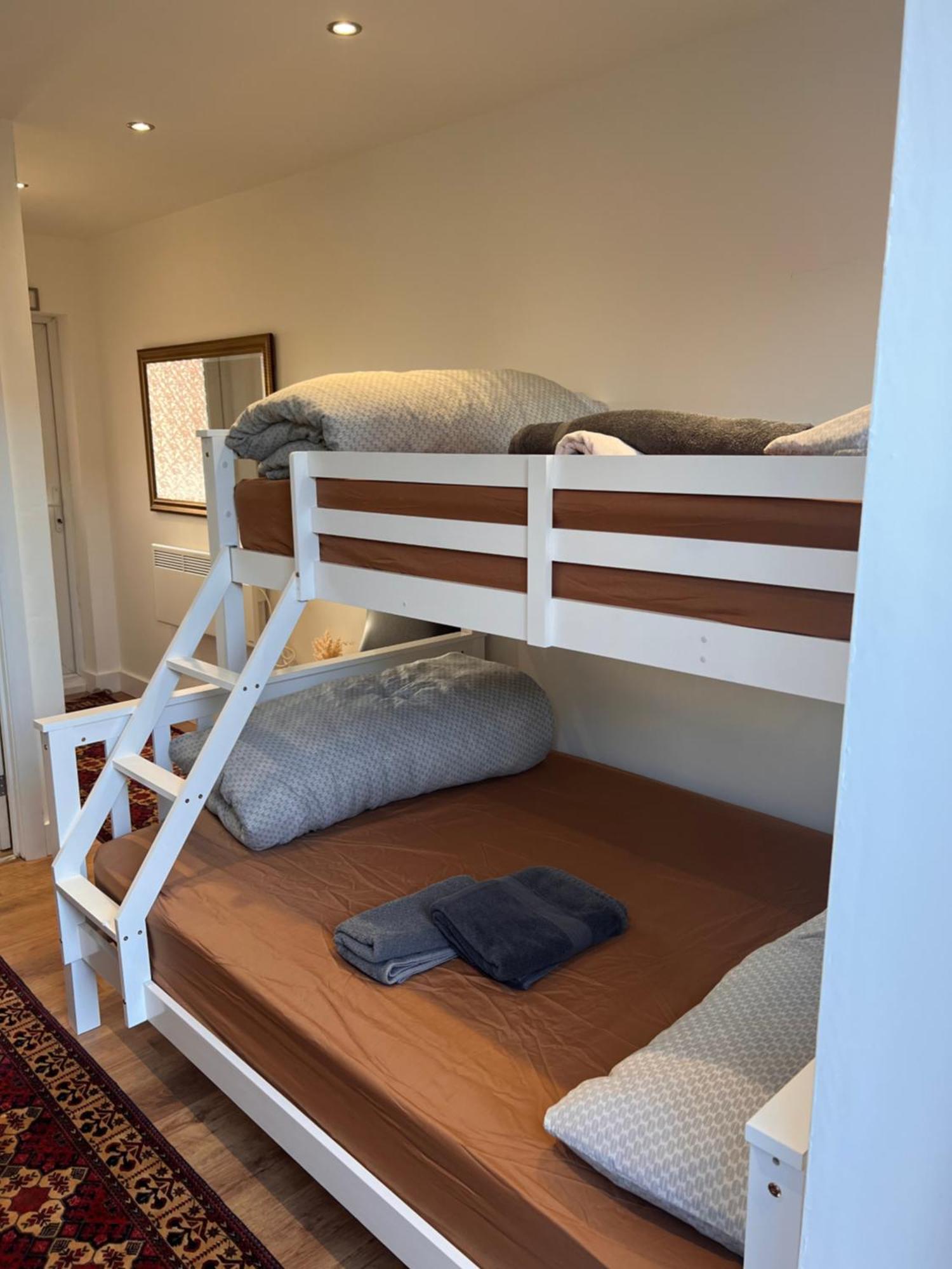 1 Bedroom & Bathroom Dorney المظهر الخارجي الصورة