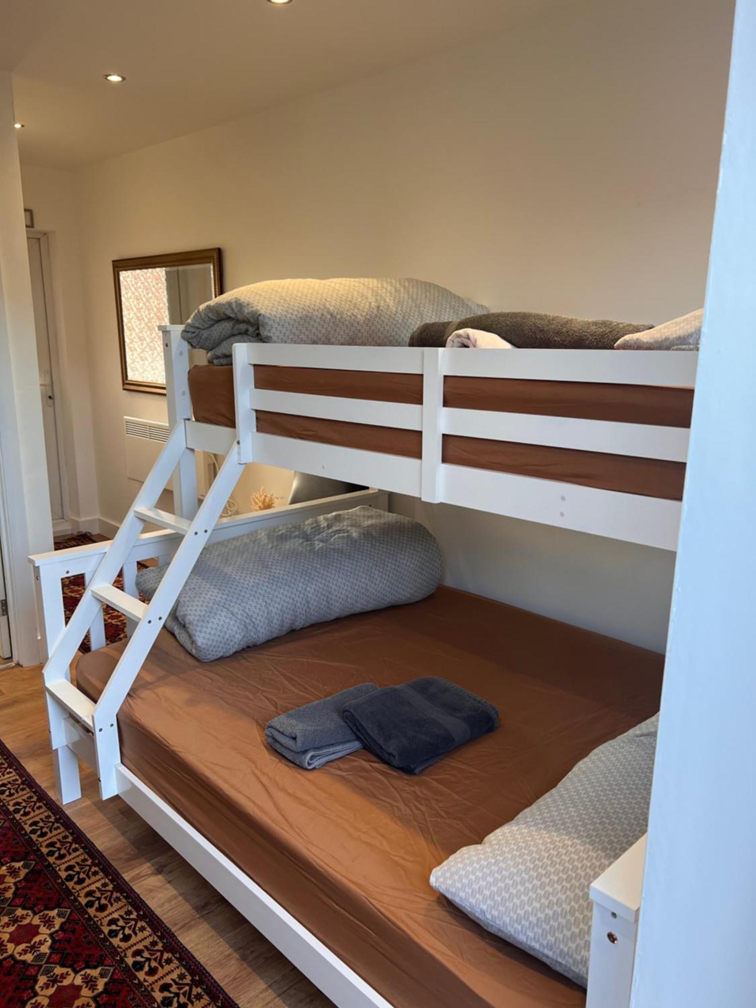 1 Bedroom & Bathroom Dorney المظهر الخارجي الصورة